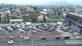 Pemandangan klasik saat mudik Lebaran masih kerap terjadi, yakni antrean panjang di gerbang tol.