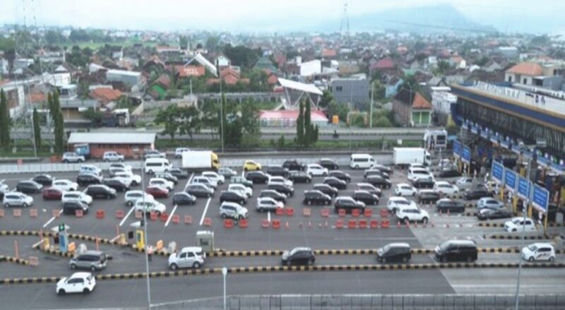 Pemandangan klasik saat mudik Lebaran masih kerap terjadi, yakni antrean panjang di gerbang tol.