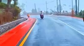 Estetika Jalan Ciater terkini mengingatkan pada lintasan balap, seperti Sirkuit Mandalika. (Dok. Foto Deltanusantara).