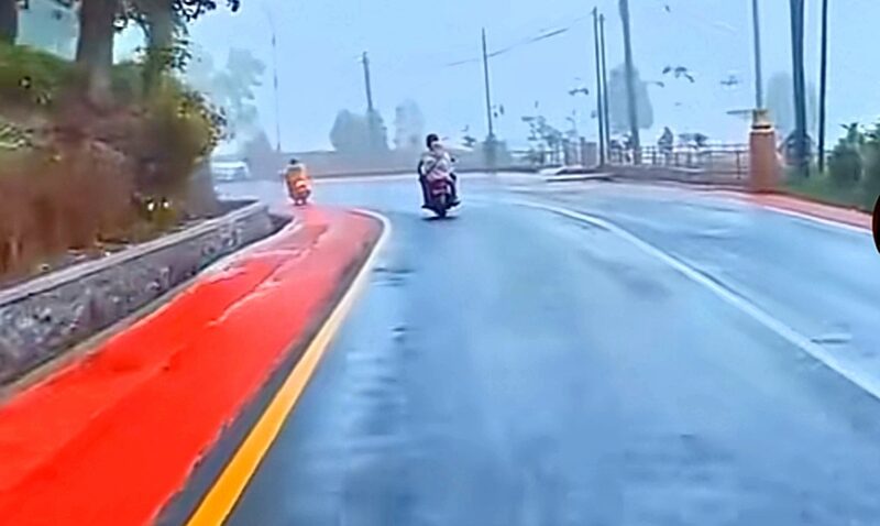 Estetika Jalan Ciater terkini mengingatkan pada lintasan balap, seperti Sirkuit Mandalika. (Dok. Foto Deltanusantara).