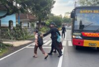 Brimob Polda Jabar sediakan Bus sekolah gratis, dalam mendukung akses pendidikan di Tasikmalaya. 