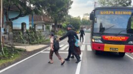 Brimob Polda Jabar sediakan Bus sekolah gratis, dalam mendukung akses pendidikan di Tasikmalaya. 
