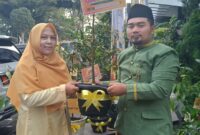 Ketua FPP Kabupaten Subang, Ahmad Sobari Al Fauzi, S.Pd.I., M.M.Pd., menyerahkan dua bibit pohon Kadu Montong sebagai simbol dukungan.