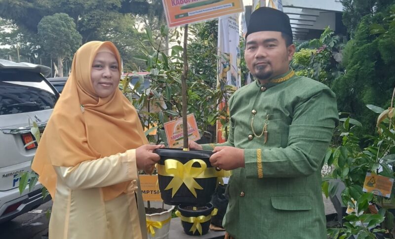 Ketua FPP Kabupaten Subang, Ahmad Sobari Al Fauzi, S.Pd.I., M.M.Pd., menyerahkan dua bibit pohon Kadu Montong sebagai simbol dukungan.