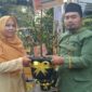Ketua FPP Kabupaten Subang, Ahmad Sobari Al Fauzi, S.Pd.I., M.M.Pd., menyerahkan dua bibit pohon Kadu Montong sebagai simbol dukungan.