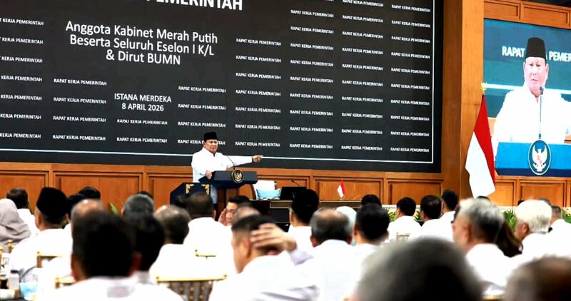 Presiden Prabowo menyampaikan dua kebijakan penting di tengah ketidakpastian global dan naiknya harga avtur dunia, yaitu turunnya harga ongkos haji dan evaluasi kawasan hutan untuk tambang.