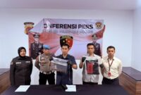 Tersangka kemudian diamankan ke Satreskrim Polrestabes Bandung bersama barang bukti berupa sebilah pisau dan pakaian yang digunakan saat kejadian.