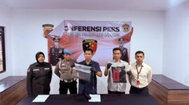 Tersangka kemudian diamankan ke Satreskrim Polrestabes Bandung bersama barang bukti berupa sebilah pisau dan pakaian yang digunakan saat kejadian.