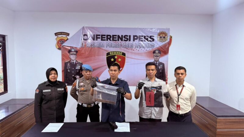 Tersangka kemudian diamankan ke Satreskrim Polrestabes Bandung bersama barang bukti berupa sebilah pisau dan pakaian yang digunakan saat kejadian.