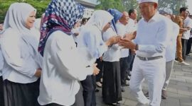 Gubernur Jabar Dedi memastikan dirinya akan menemui Menteri PANRB, Rini Widyantini, dalam waktu dekat guna mencari jalan keluar agar pembayaran gaji honorer dapat dilakukan tanpa melanggar ketentuan yang berlaku.