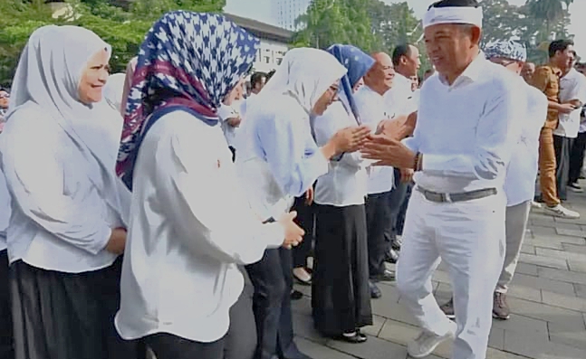 Gubernur Jabar Dedi memastikan dirinya akan menemui Menteri PANRB, Rini Widyantini, dalam waktu dekat guna mencari jalan keluar agar pembayaran gaji honorer dapat dilakukan tanpa melanggar ketentuan yang berlaku.