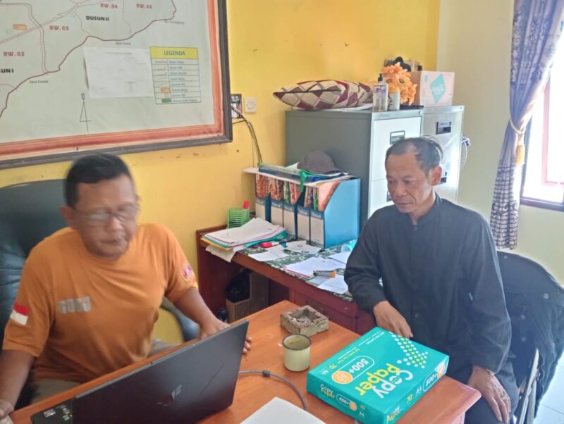 Kasi Pemberdayaan Masyarakat dan Pemerintahan Desa (PPMD) Kecamatan Cisalak, Iwan Surahman, SH, MM, melakukan kunjungan langsung ke Desa Cigadog.