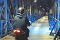 Jembatan Cirahong merupakan jembatan bersejarah peninggalan zaman Belanda yang hingga kini masih berfungsi sebagai jalur penghubung antara Ciamis dan Tasikmalaya.