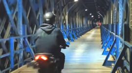 Jembatan Cirahong merupakan jembatan bersejarah peninggalan zaman Belanda yang hingga kini masih berfungsi sebagai jalur penghubung antara Ciamis dan Tasikmalaya.