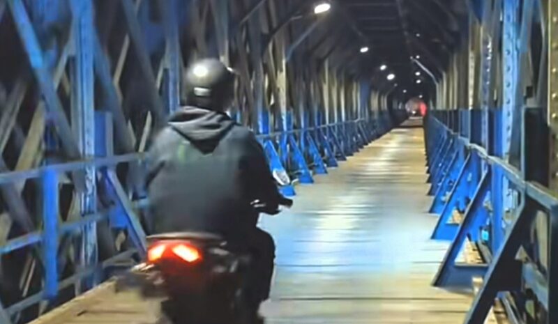 Jembatan Cirahong merupakan jembatan bersejarah peninggalan zaman Belanda yang hingga kini masih berfungsi sebagai jalur penghubung antara Ciamis dan Tasikmalaya.