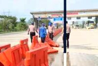 Pihak kepolisian bersama pengelola tol memberlakukan rekayasa lalu lintas guna menjaga keselamatan pengguna jalan.