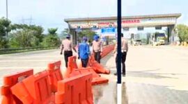 Pihak kepolisian bersama pengelola tol memberlakukan rekayasa lalu lintas guna menjaga keselamatan pengguna jalan.