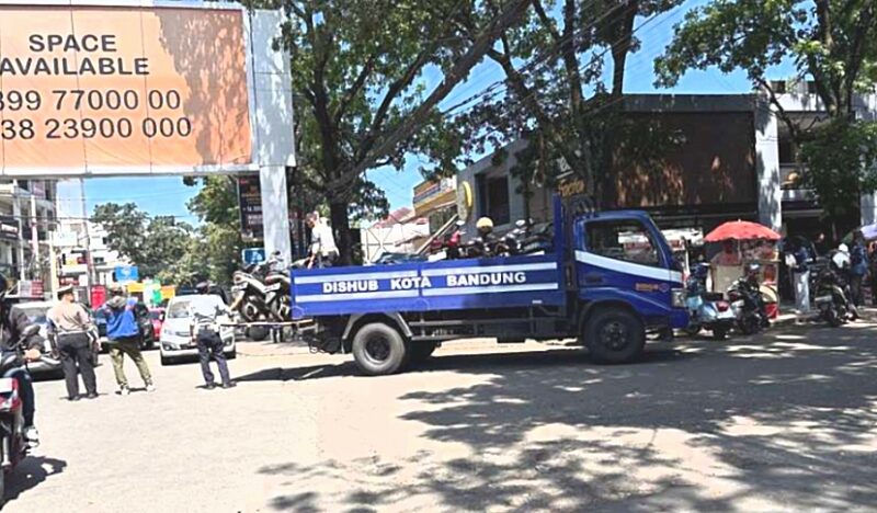 Wali Kota Bandung Muhammad Farhan memerintahkan penertiban parkir liar setelah menemukan banyak pelanggaran di sejumlah ruas jalan saat memantau kondisi di Kota Bandung.