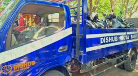 Dinas Perhubungan (Dishub) Kota Bandung menindak sejumlah kendaraan yang parkir liar di berbagai titik zona terlarang. 