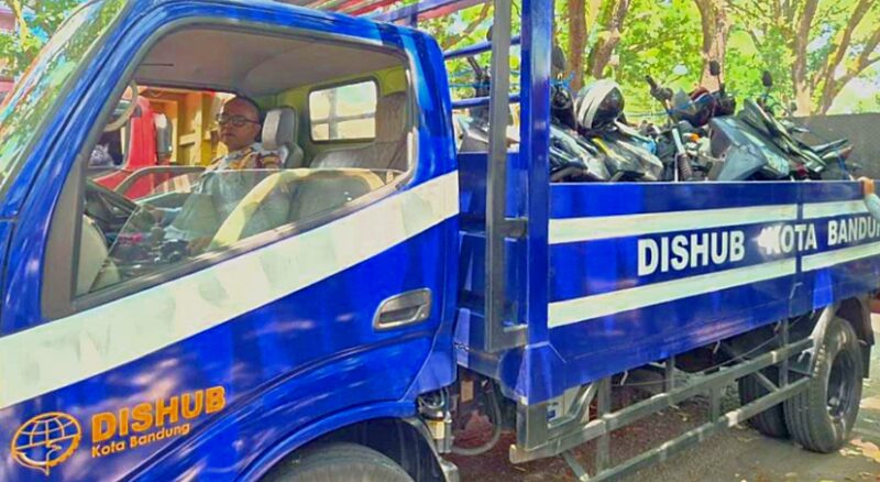 Dinas Perhubungan (Dishub) Kota Bandung menindak sejumlah kendaraan yang parkir liar di berbagai titik zona terlarang. 