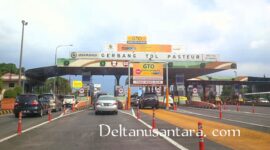 Gerbang Tol Pasteur selama ini dikenal sebagai salah satu titik kemacetan utama di Bandung, terutama saat akhir pekan.