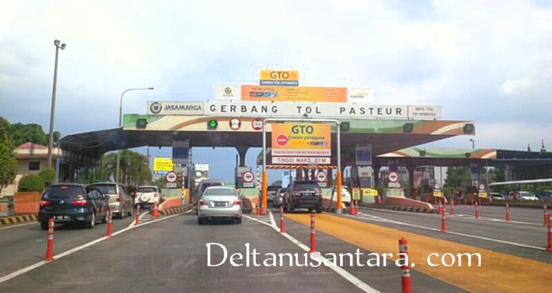 Gerbang Tol Pasteur selama ini dikenal sebagai salah satu titik kemacetan utama di Bandung, terutama saat akhir pekan.