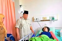 Presiden Prabowo Subianto menjenguk korban kecelakaan kereta api antara KA Argo Bromo Anggrek dan KRL di Stasiun Bekasi Timur. 