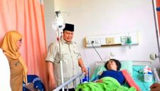 Presiden Prabowo Subianto menjenguk korban kecelakaan kereta api antara KA Argo Bromo Anggrek dan KRL di Stasiun Bekasi Timur. 