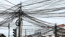 Foto. Ilustrasi. Pemandangan kabel telekomunikasi yang semrawut dan tidak beraturan di wilayah Sumedang akan segera berakhir. 