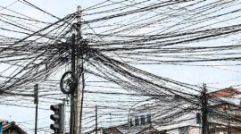 Foto. Ilustrasi. Pemandangan kabel telekomunikasi yang semrawut dan tidak beraturan di wilayah Sumedang akan segera berakhir. 