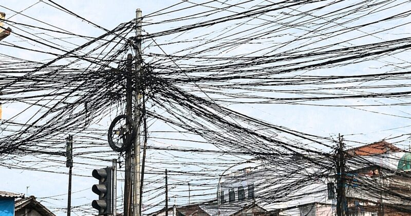 Foto. Ilustrasi. Pemandangan kabel telekomunikasi yang semrawut dan tidak beraturan di wilayah Sumedang akan segera berakhir. 