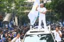 Salah satu momen paling mencuri perhatian terjadi saat Dedi Mulyadi naik ke atas mobil. 