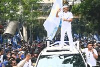 Salah satu momen paling mencuri perhatian terjadi saat Dedi Mulyadi naik ke atas mobil. 