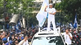 Salah satu momen paling mencuri perhatian terjadi saat Dedi Mulyadi naik ke atas mobil. 