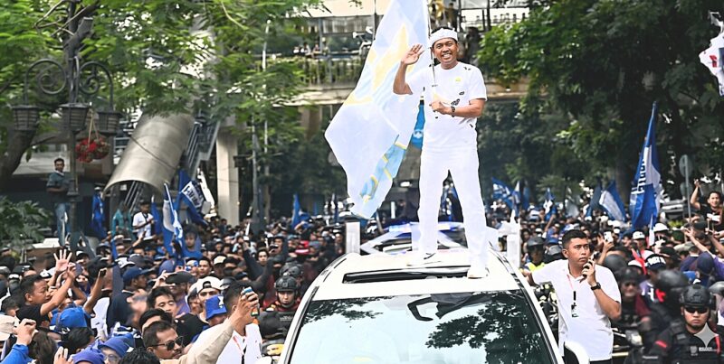 Salah satu momen paling mencuri perhatian terjadi saat Dedi Mulyadi naik ke atas mobil. 