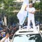 Salah satu momen paling mencuri perhatian terjadi saat Dedi Mulyadi naik ke atas mobil. 