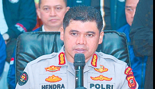 Kabid Humas Polda Jabar, Hendra Rochmawan, memaparkan hasil pemeriksaan urine terhadap para tersangka. 