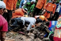 Dua wisatawan korban longsor di Curug Cileat ditemukan, proses evakuasi masih berlangsung. 