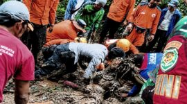 Dua wisatawan korban longsor di Curug Cileat ditemukan, proses evakuasi masih berlangsung. 