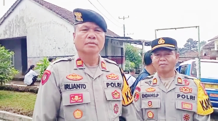 Kasat Samapta Polres Subang, AKP Irliyanto, didampingi Kapolsek Cisalak AKP. Endang Pitarna. 