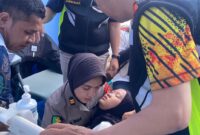 Polda Jawa Barat melalui Bidang Kedokteran dan Kesehatan (Biddokkes) memberikan layanan kesehatan kepada para peserta aksi di kawasan Monumen Nasional (Monas), Jakarta.