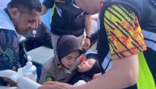 Polda Jawa Barat melalui Bidang Kedokteran dan Kesehatan (Biddokkes) memberikan layanan kesehatan kepada para peserta aksi di kawasan Monumen Nasional (Monas), Jakarta.