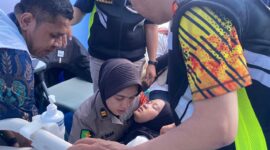 Polda Jawa Barat melalui Bidang Kedokteran dan Kesehatan (Biddokkes) memberikan layanan kesehatan kepada para peserta aksi di kawasan Monumen Nasional (Monas), Jakarta.