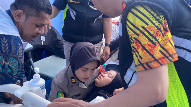 Polda Jawa Barat melalui Bidang Kedokteran dan Kesehatan (Biddokkes) memberikan layanan kesehatan kepada para peserta aksi di kawasan Monumen Nasional (Monas), Jakarta.