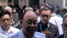 Kepala Badan Gizi Nasional (BGN), Dadan Hindayana, mengakui pihaknya menerima banyak protes terkait besaran gaji petugas dapur yang dinilai lebih tinggi dibandingkan pendapatan guru honorer.