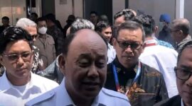 Kepala Badan Gizi Nasional (BGN), Dadan Hindayana, mengakui pihaknya menerima banyak protes terkait besaran gaji petugas dapur yang dinilai lebih tinggi dibandingkan pendapatan guru honorer.