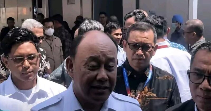 Kepala Badan Gizi Nasional (BGN), Dadan Hindayana, mengakui pihaknya menerima banyak protes terkait besaran gaji petugas dapur yang dinilai lebih tinggi dibandingkan pendapatan guru honorer.
