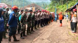 Basarnas,TNI, POLRI, TAGANA, BPBD, Muspika Kecamatan, aparatur desa, serta masyarakat setempat.
