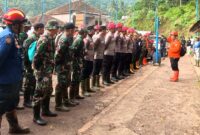 Basarnas,TNI, POLRI, TAGANA, BPBD, Muspika Kecamatan, aparatur desa, serta masyarakat setempat.
