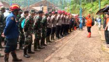 Basarnas,TNI, POLRI, TAGANA, BPBD, Muspika Kecamatan, aparatur desa, serta masyarakat setempat.
